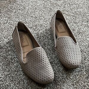 Very Good condition Me Too Women's Beige Perforated Flats size 9 1/2